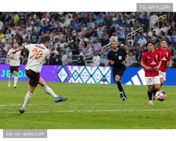 瞬间特写：终场哨响，B席无奈望向记分牌，曼城全场控球占优却告负