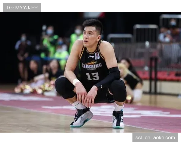 特写:郭艾伦替补席为队友每一球呐喊,镜头捕捉其因无法上场而焦急握拳 特写:郭艾伦替补席为队友每一球呐喊,镜头捕捉其因无法上场而焦急握拳